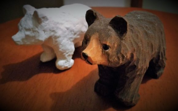 ニセコの森で買ったクマ。後ろ浜に粘土で模造してみた。
