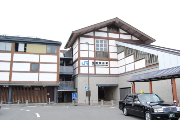 嵯峨嵐山駅からも徒歩１５～２０分。