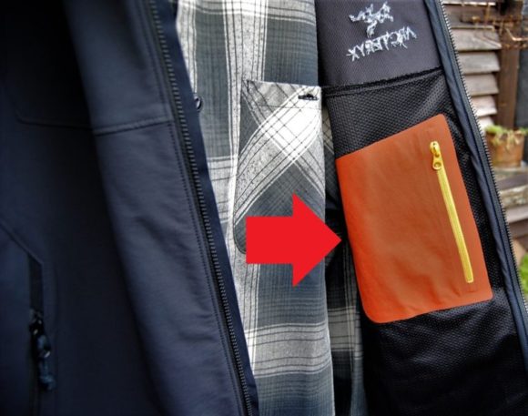 内ポケットはなぜかオレンジ色。カードや定期入れ、ポケットティッシュなど入ります。