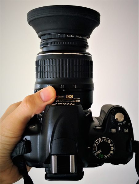 D3000_レンズフード (Nikon) (上から見た図。)
