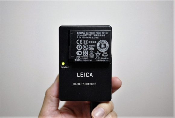 Leicaの充電器で充電。