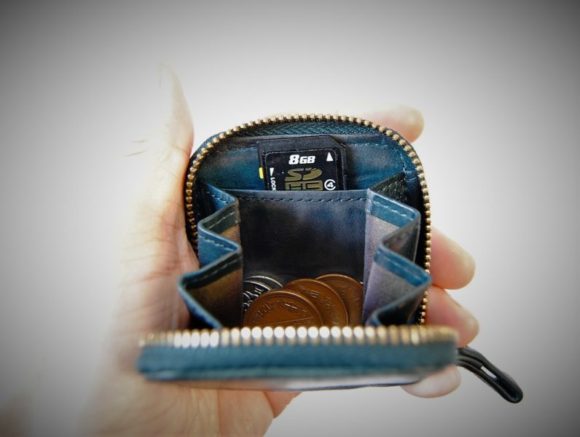 先ほどの内部ポケットにSDHCカードを入れた様子。薄いものしか入りそうにないので、使用頻度は高くないかも。