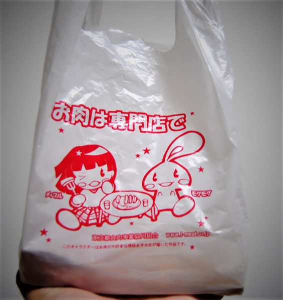 「東京都食肉事業協同組合」のマスコットキャラクター「モグモグ」と「メイプル」。