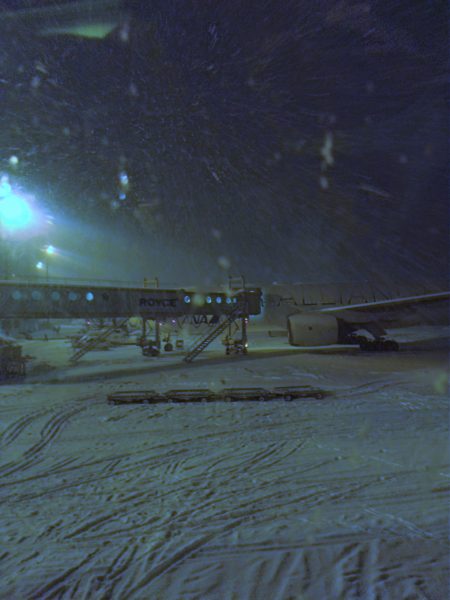 千歳空港はずっと雪。