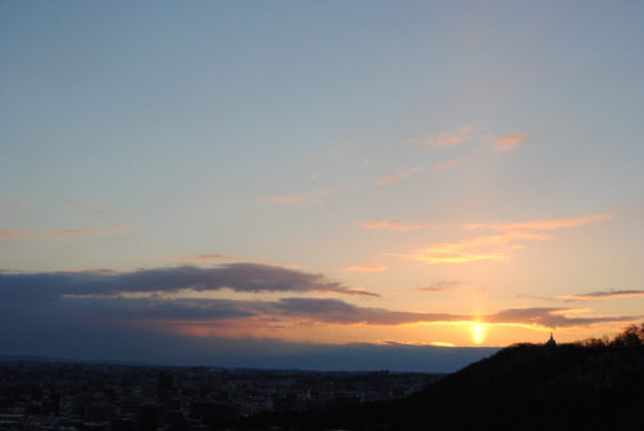 7：19　まだ朝日が雲に反射しています。火柱みたいです。