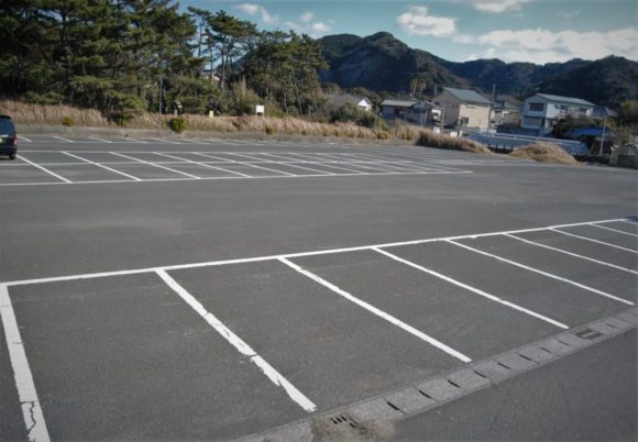 堤防のすぐ近くに駐車場もあります。