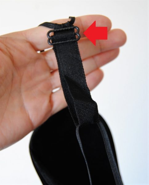 赤い矢印部分のベルトで調節可能。