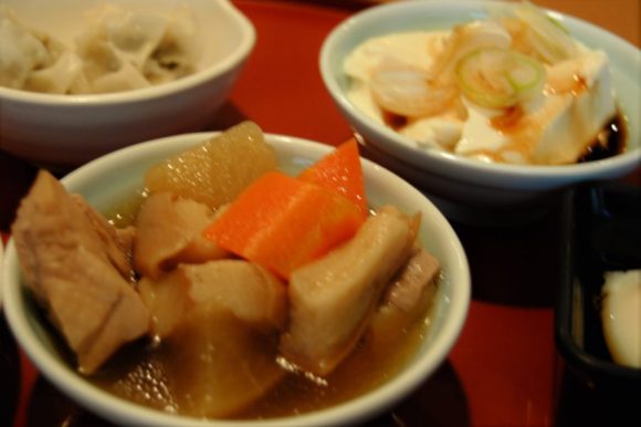 鶏肉と車麩の煮物、自家製ざる豆腐(村上市小林醤油店の鮭ぶし醤油) 、高菜シュウマイ