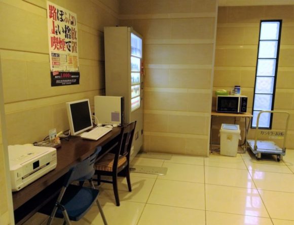 左からプリンター、パソコン、煙草自販機、電子レンジ。