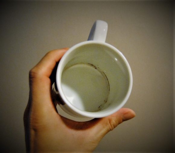 残念なことに、常備しているマグカップの底は茶渋のシミが残っていました。