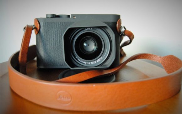 僕の愛しのカメラ、LeicaQ-Pで実際にレインカバーを使用してみます。