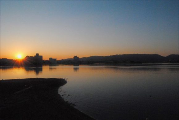 朝日と加茂湖。