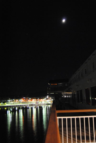 佐渡島・両津港が見えてきた。上空には月も。