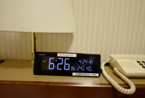 目覚まし時計は大きくて見やすい。USB充電ポートも付いていて使える。