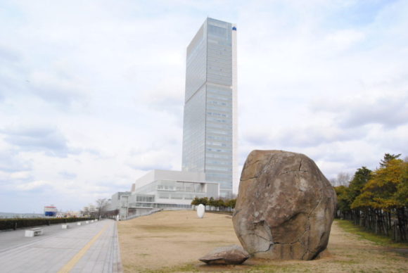 手前の岩の作品は蔡國強（ツァイ・グオチャン）『灯台』 。