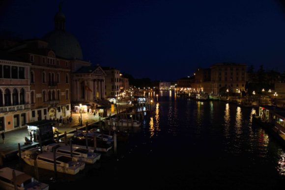 ベネチアの夜景。運河の移ろいも完璧です。