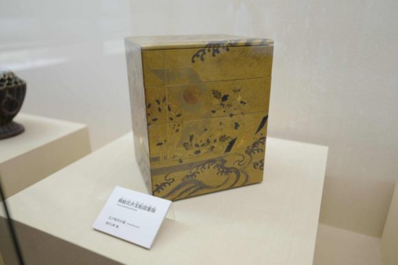 蒔絵花弁宝不船図重箱（１８４３年、天保１４年)