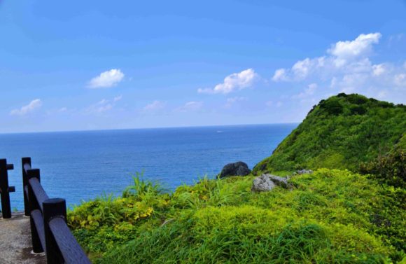 沖縄 石垣島 御神崎 おがんさき の灯台 が神々しい雰囲気を放つ