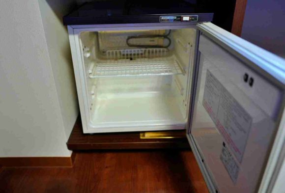 テレビの下に冷蔵庫もある。