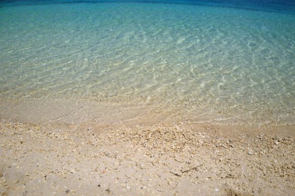 砂浜が白いから海の透明度が際立つ。