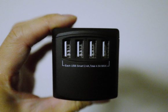 USBポート４個内蔵しているので、iphone8,macbook,IPAD、デジタルカメラーなどのデバイスが同時充電可能。