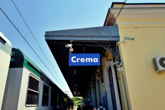 CREMA駅。