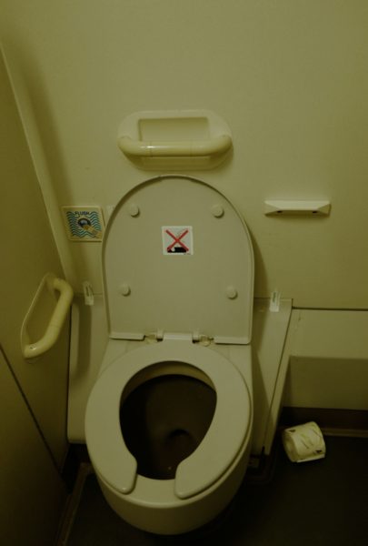 機内のトイレ。