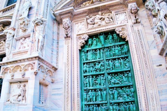 正門扉には聖母マリアの生涯が描かれている。