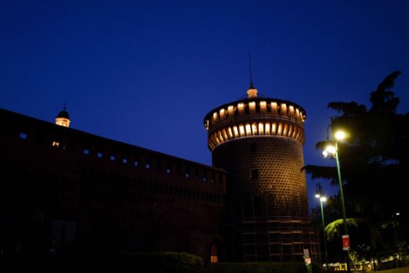 夜のスフォルツェスコ城