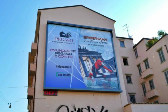 スパイダーマンの広告。ベルリンのブランデンブルク門が背景だ。
