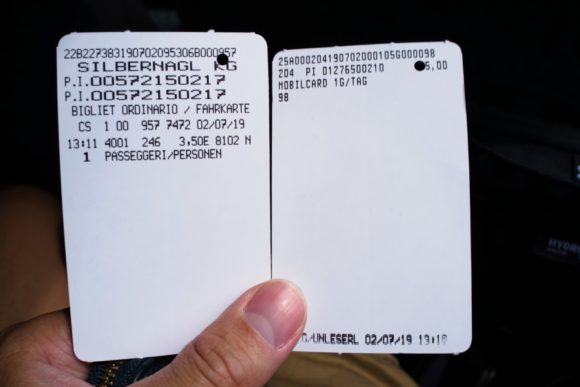 左がバス内で買ったカード（3.5ユーロ）、右がなぜか使えなかったドロミテモバイルカード。