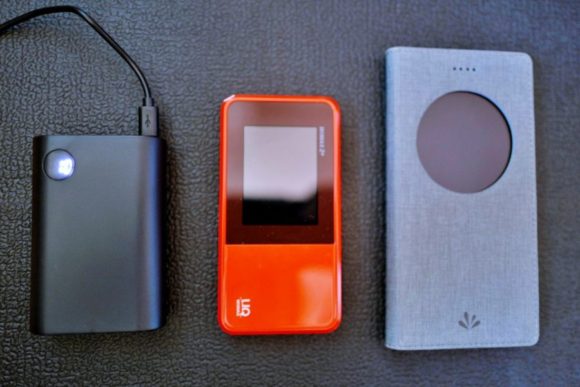 左からモバイルバッテリー、ポータブルWi-Fi、スマホ(ZenFone3)