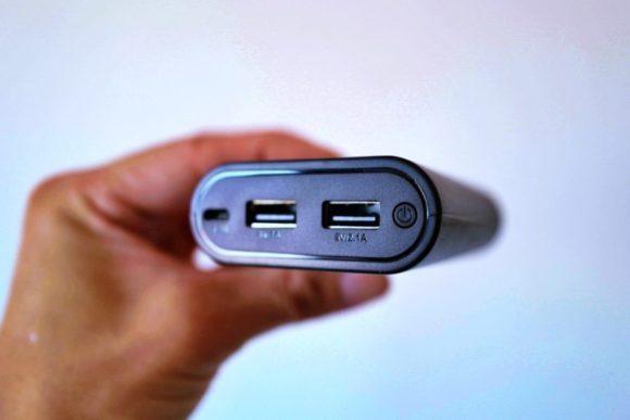 左からmicro USB Type-B（本体充電時に使用）、USBポート2つ、電源ボタン。