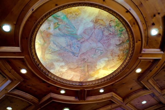 天井画も新しさの中に歴史を感じる