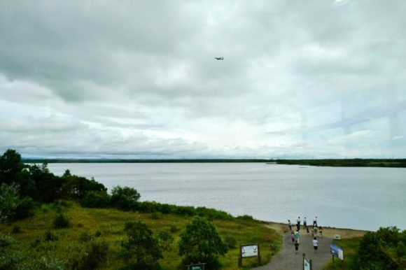 ウトナイ湖上空を飛行機が飛ぶ。