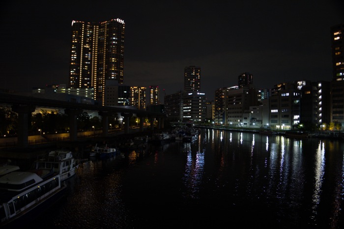 運河と夜景。