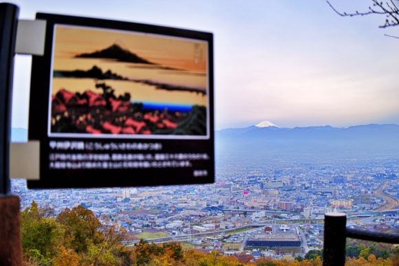 後方にわずかに富士山。