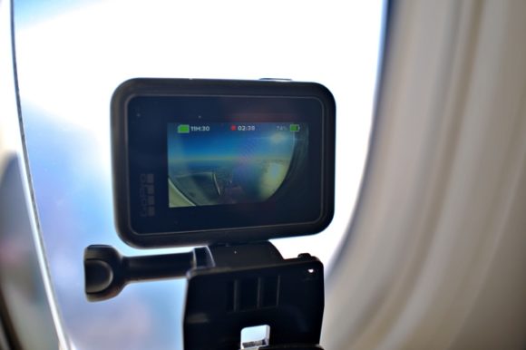GoProHero8で飛行機の窓から撮影！おすすめアクセサリーは？