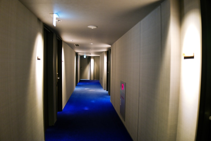 ブルーの廊下を進む。