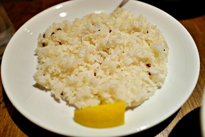 ちょうどいい硬さのお米にあっさりレモン汁をかけよう。