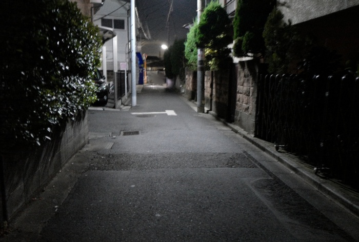 京王線沿いの路地裏は狭い。