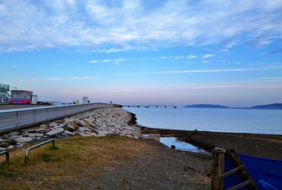 新井海岸無料駐車場から眺める朝の景色。