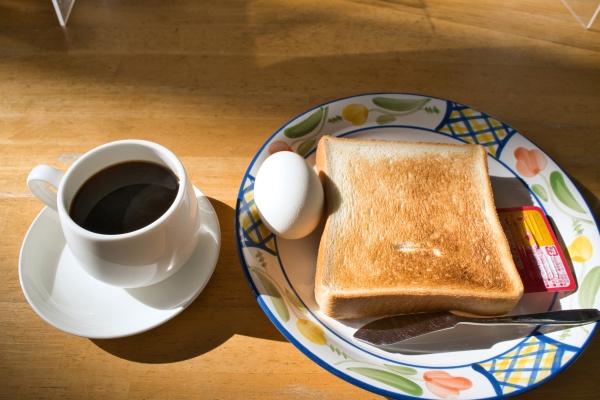 コーヒー、ゆで卵、トーストで朝食