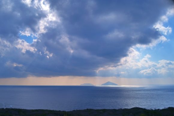 神々しい伊豆大島からの景色。絶景やん