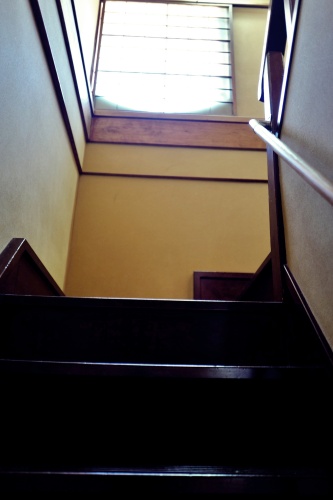 急な階段を上がる。