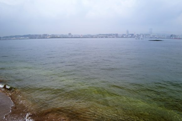 砂鉄浜から横須賀を眺める。