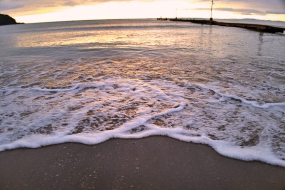 夕日が写り込む砂浜もキレイだ。