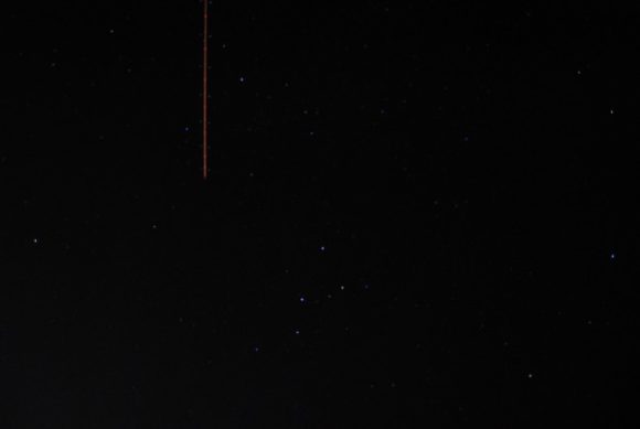 2011年8月　千倉の夜空。上空を飛行機が通過する。
