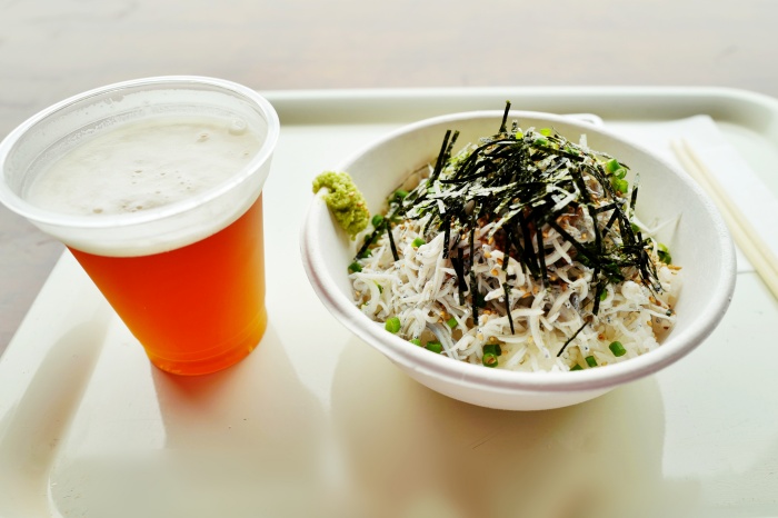 横須賀ビール(600円)とシラス丼(1200円)