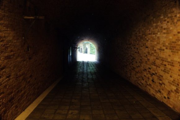 トンネル内は暗闇だ。